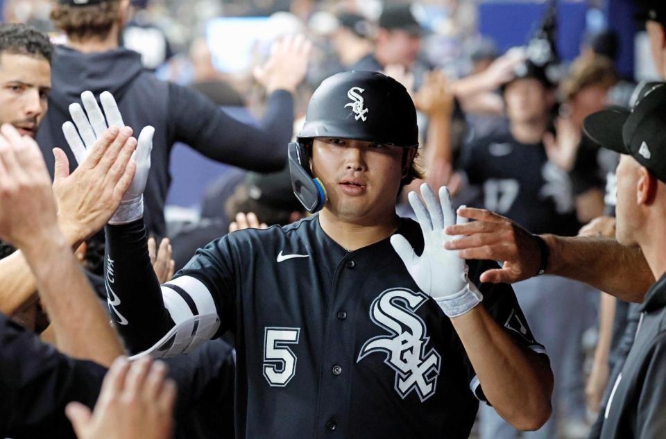 　３回、２４号２ランを放ちベンチで迎えられるホワイトソックス・村上（共同）