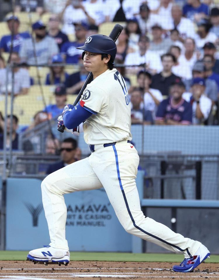 　レッドソックス戦の１回、中前打を放つドジャース・大谷＝ロサンゼルス（共同）