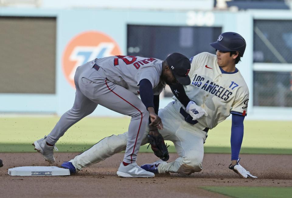 　レッドソックス戦の１回、後続の右飛でタッチアップ、二塁を狙うがタッチアウトとなるドジャースの一走大谷＝ロサンゼルス（共同）