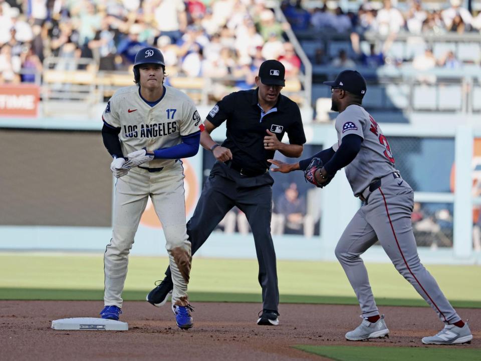 　レッドソックス戦の１回、後続の右飛でタッチアップ、二塁を狙うがタッチアウトとなったドジャースの一走大谷＝ロサンゼルス（共同）
