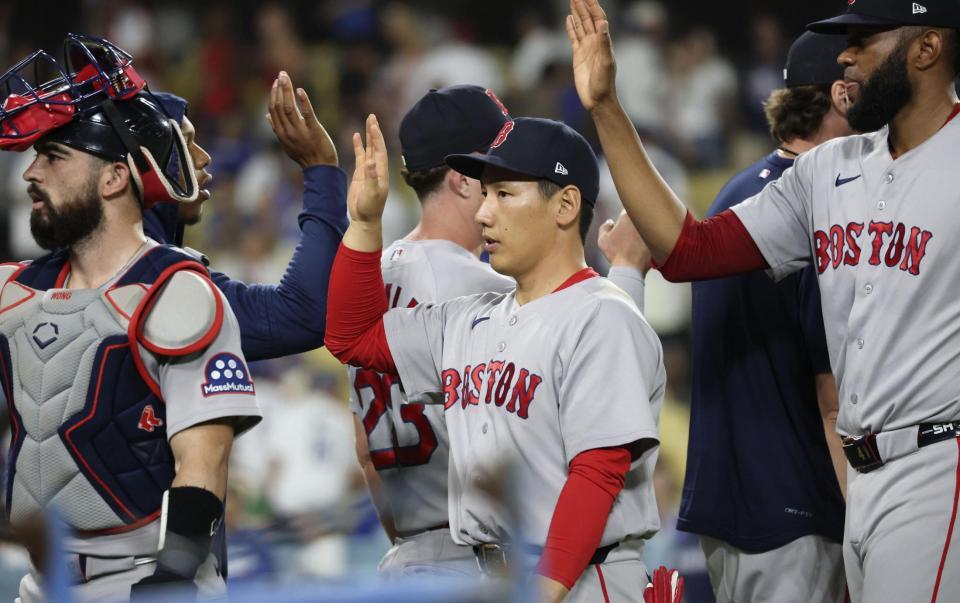 　ドジャースに勝利しタッチを交わすレッドソックス・吉田＝ロサンゼルス（共同）