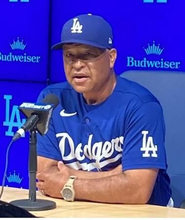 試合前の会見で報道陣の質問に答えるロバーツ監督（撮影・小林信行）