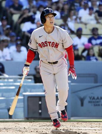 　ドジャース戦の３回、右越えに本塁打を放つレッドソックス・吉田＝ロサンゼルス（共同）