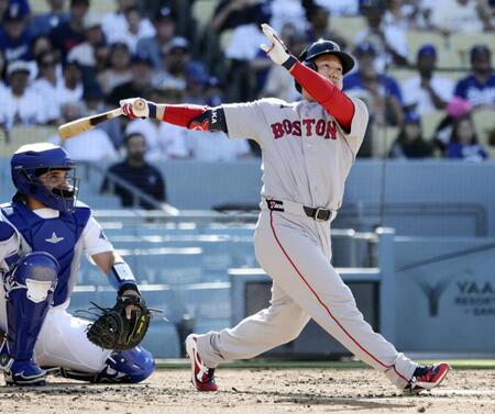 　ドジャース戦の３回、右越えに本塁打を放つレッドソックス・吉田＝ロサンゼルス（共同）
