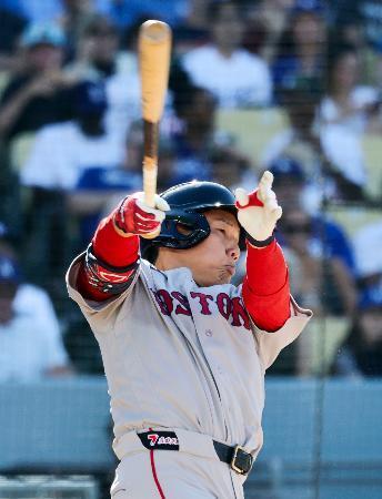 　ドジャース戦の３回、右越えに本塁打を放つレッドソックス・吉田＝ロサンゼルス（共同）