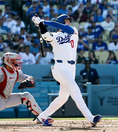　レッドソックス戦の１回、右前打を放つドジャース・大谷＝ロサンゼルス（共同）