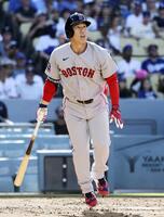 　ドジャース戦の３回、右越えに本塁打を放つレッドソックス・吉田＝ロサンゼルス（共同）