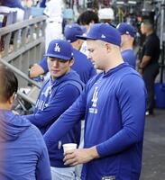 　レッドソックス戦のベンチで、ドジャースに加入したスクバル（右）と話す山本＝ロサンゼルス（共同）