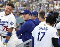 　レッドソックス戦８回、ベンチの大谷（17）とドジャースに加入したスクバル（左から２人目）＝ロサンゼルス（共同）