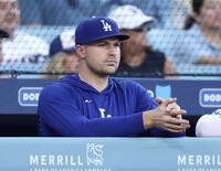 　レッドソックス戦の８回、ベンチから試合を見つめるドジャースに加入したスクバル＝ロサンゼルス（ゲッティ＝共同）
