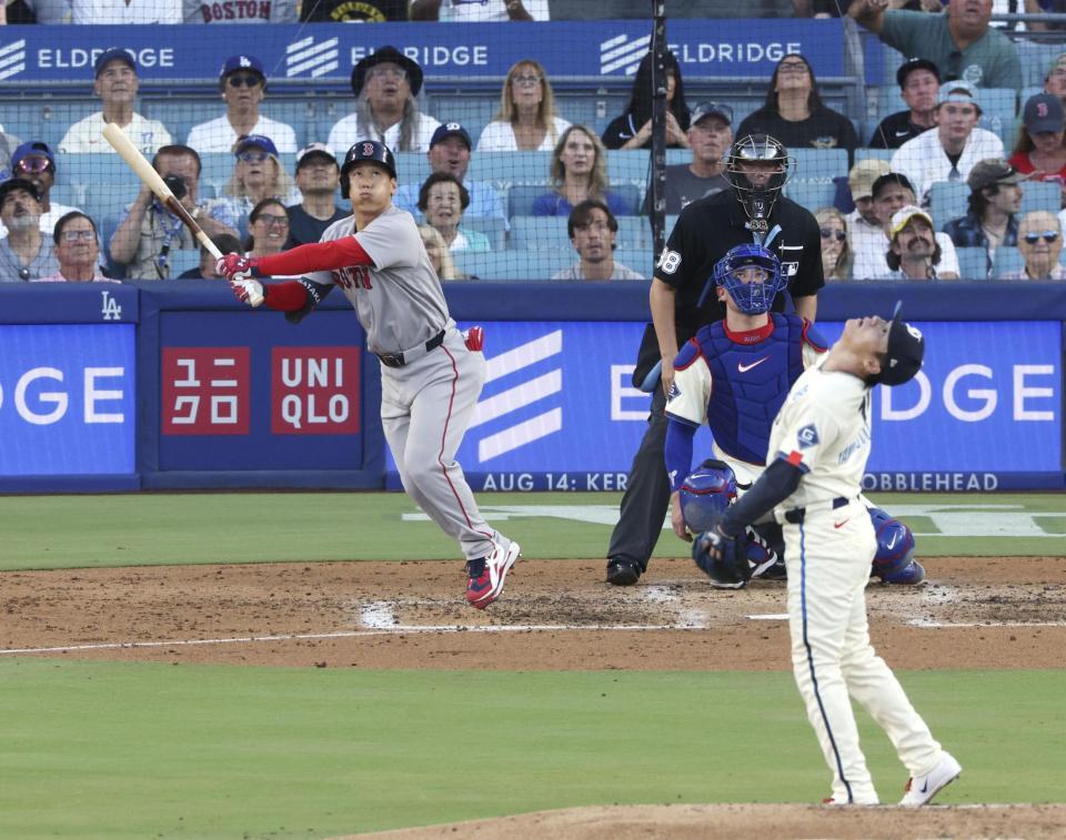 　ドジャース戦の４回、山本（手前）と対戦し中飛に倒れるレッドソックス・吉田（共同）
