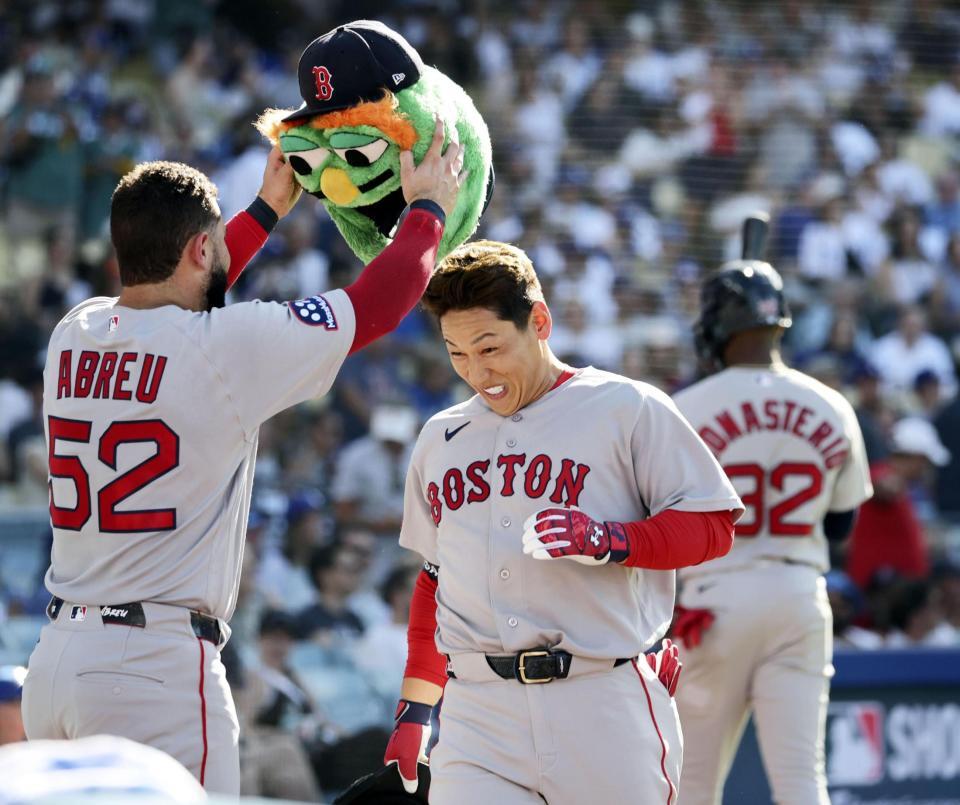 　ドジャース戦の３回、本塁打を放ち迎えられるレッドソックス・吉田＝ロサンゼルス（共同）