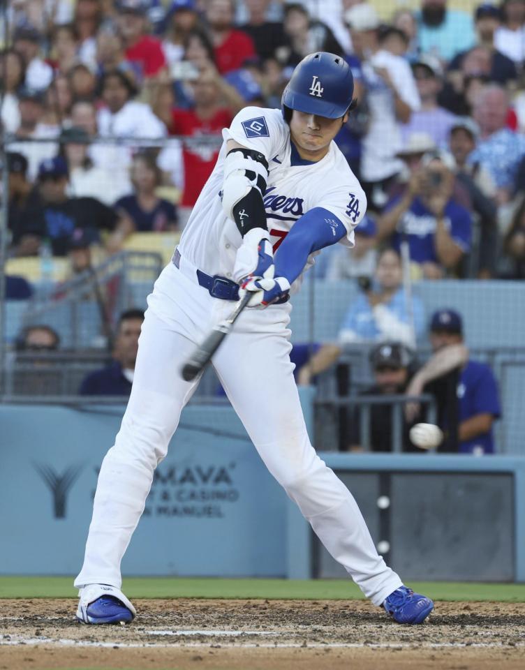 　レッドソックス戦の７回、空振り三振に倒れたドジャース・大谷＝ロサンゼルス（共同）