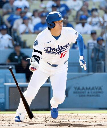 　１回、右前打を放つドジャース・大谷（共同）
