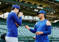試合前、言葉を交わす佐々木（左）と今永（共同）