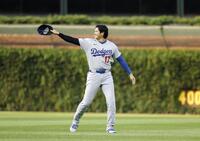 試合前、笑顔を見せる大谷（共同）
