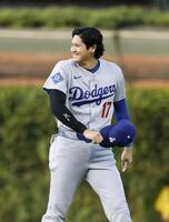 試合前、笑顔を見せる大谷（共同）