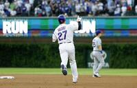 １回、19号２ランを放ち塁を回る鈴木（共同）
