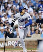 ２回、右前打を放つ大谷（共同）