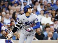 ２回、右前打を放つ大谷（共同）