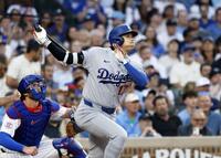 ２回、右前打を放つ大谷（共同）