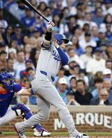 ２回、右前打を放つ大谷（共同）