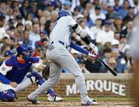 ２回、右前打を放つ大谷（共同）