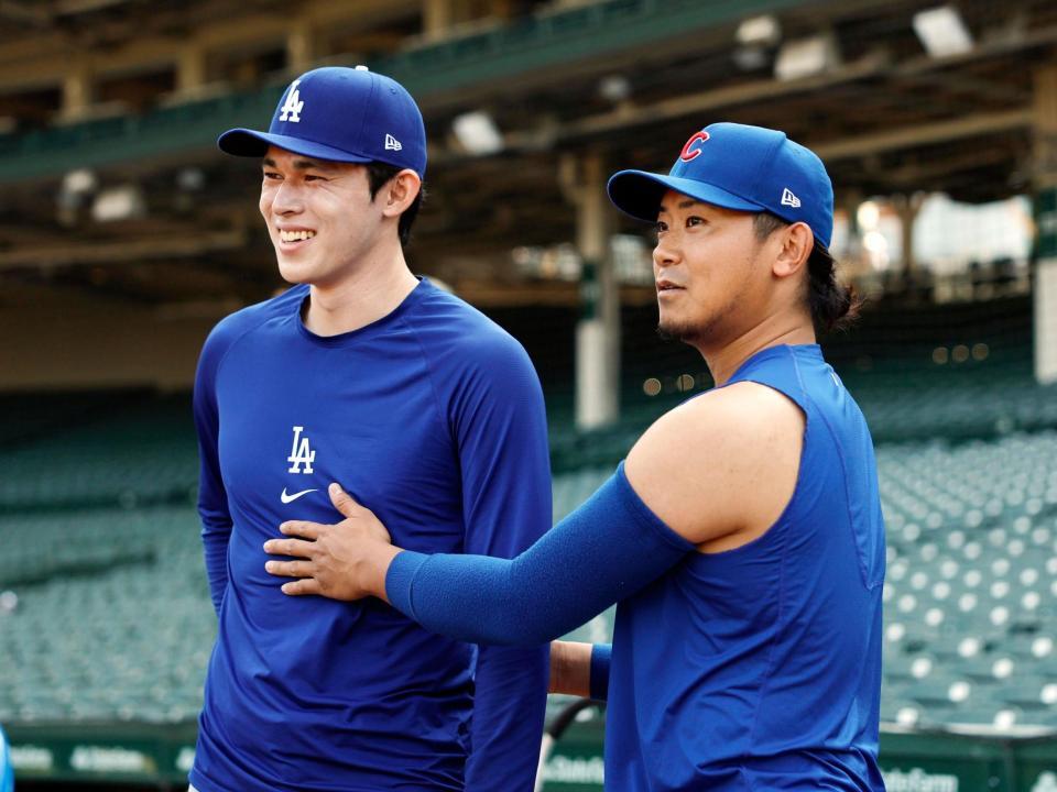 試合前、談笑する佐々木（左）と今永（共同）