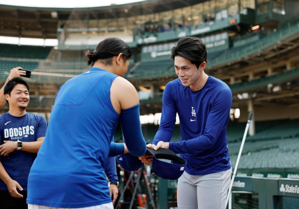 試合前、握手を交わす今永（左）と佐々木（共同）