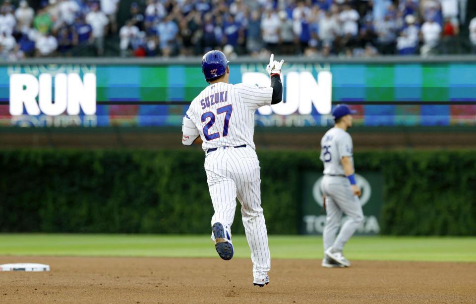 １回、19号２ランを放ち塁を回る鈴木（共同）