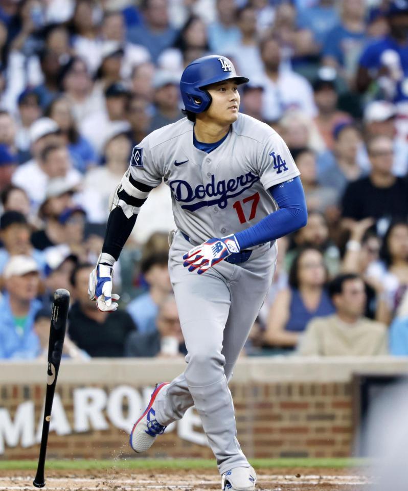 ２回、右前打を放つ大谷（共同）