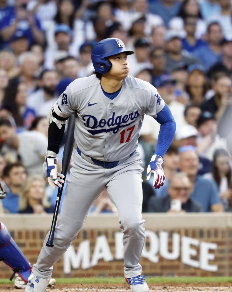 ２回、右前打を放つ大谷（共同）