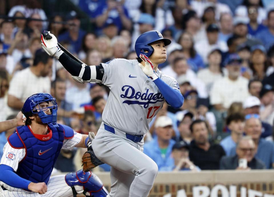 ２回、右前打を放つ大谷（共同）