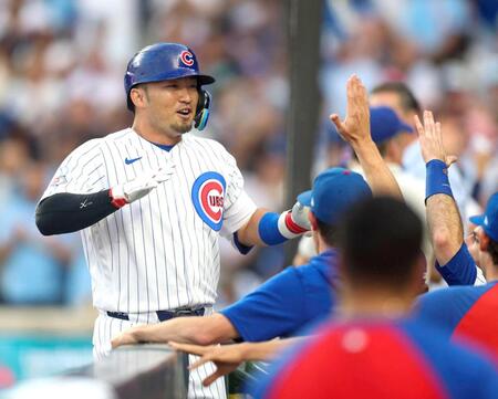 　１回、１９号２ランを放ち、ナインに迎えられるカブス・鈴木（ＭＬＢ提供・ゲッティ＝共同）