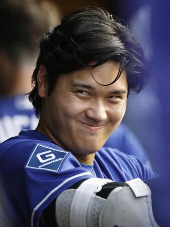 １回、ベンチで笑顔を見せる大谷（共同）
