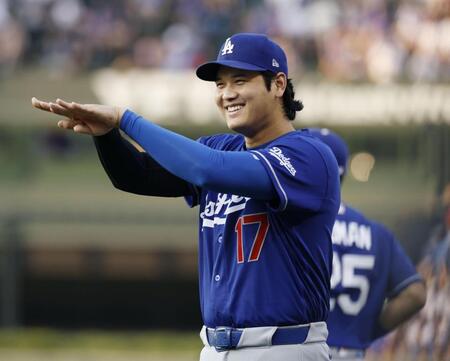 試合前、笑顔を見せる大谷（共同）