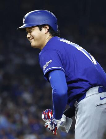 ６回、左前打を放ち、笑顔を見せる大谷（共同）