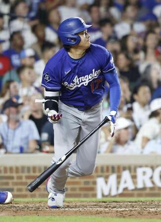 ６回、左前打を放つ大谷（共同）