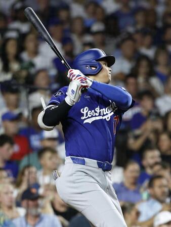 ６回、左前打を放つ大谷（共同）