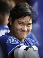 １回、ベンチで笑顔を見せる大谷（共同）