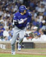 ６回、左前打を放った大谷（共同）