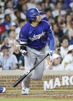 ６回、左前打を放つ大谷（共同）