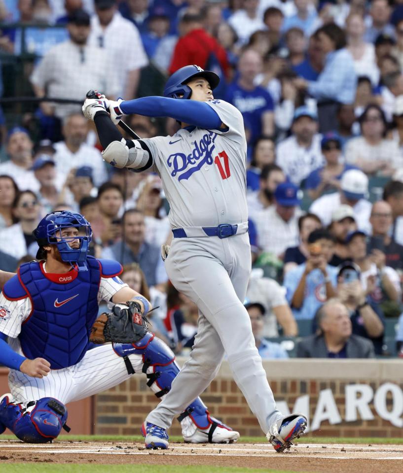 カブス戦の１回、左前打を放つ大谷（共同）