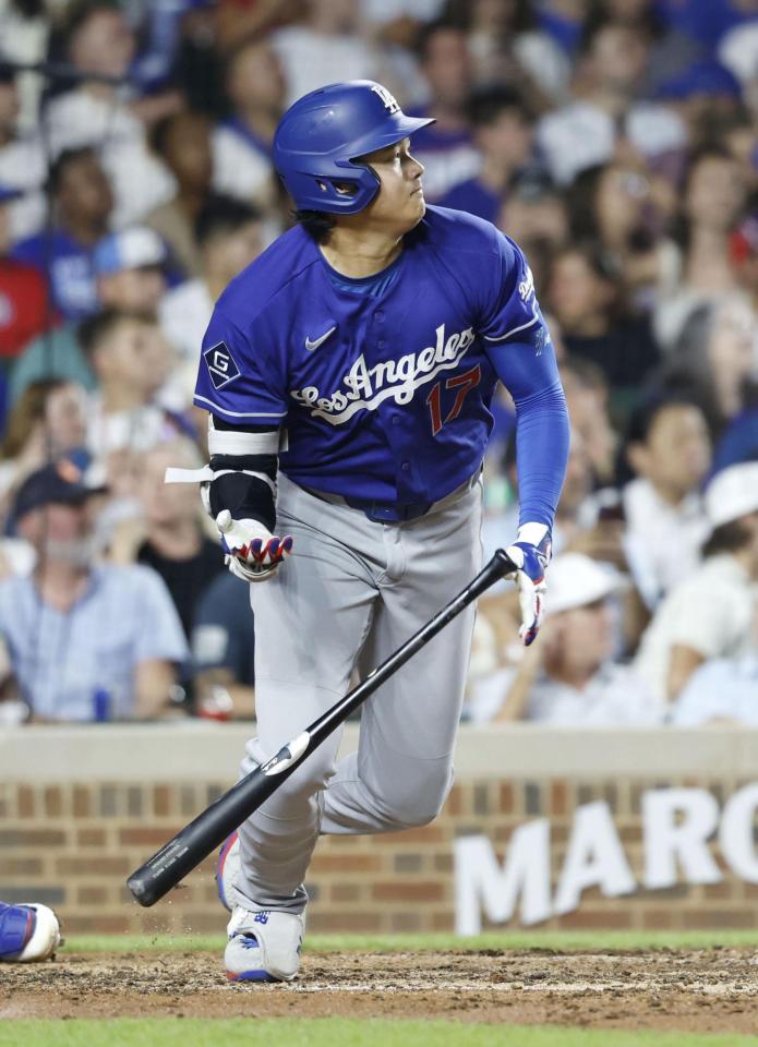 ６回、左前打を放つ大谷（共同）