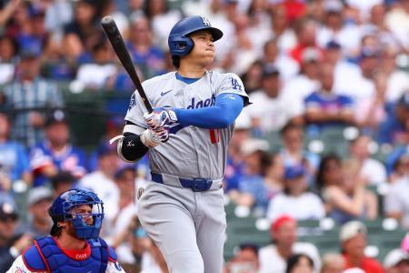 　カブス戦で１回にホームランを放ったドジャースの大谷翔平＝５日、シカゴ（ＡＰ＝共同）