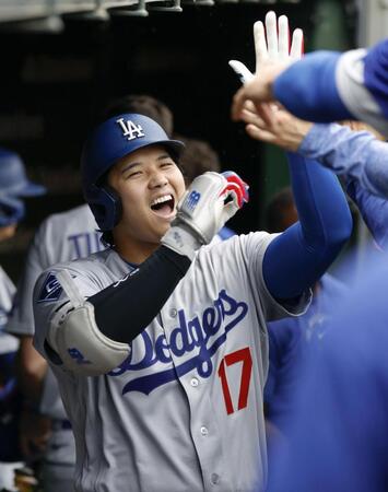 １回、２５号ソロを放ちベンチで迎えられる大谷（共同）
