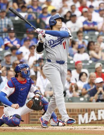１回、２５号ソロを放つ大谷（共同）