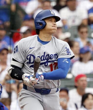 １回、２５号ソロを放つ大谷（共同）