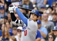８回、２６号２ランを放つ大谷（共同）
