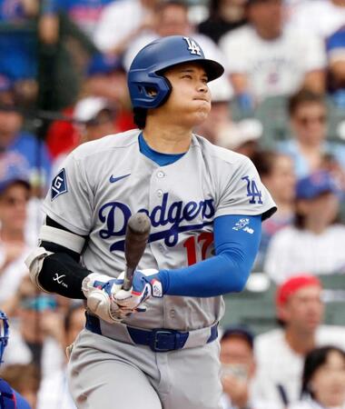 　１回、２５号ソロを放つ大谷（共同）